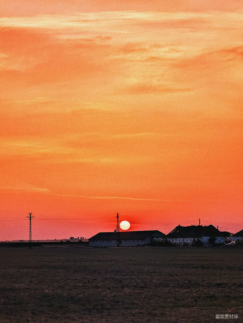 高清摄影  夕阳正挂在乡村地平线上。