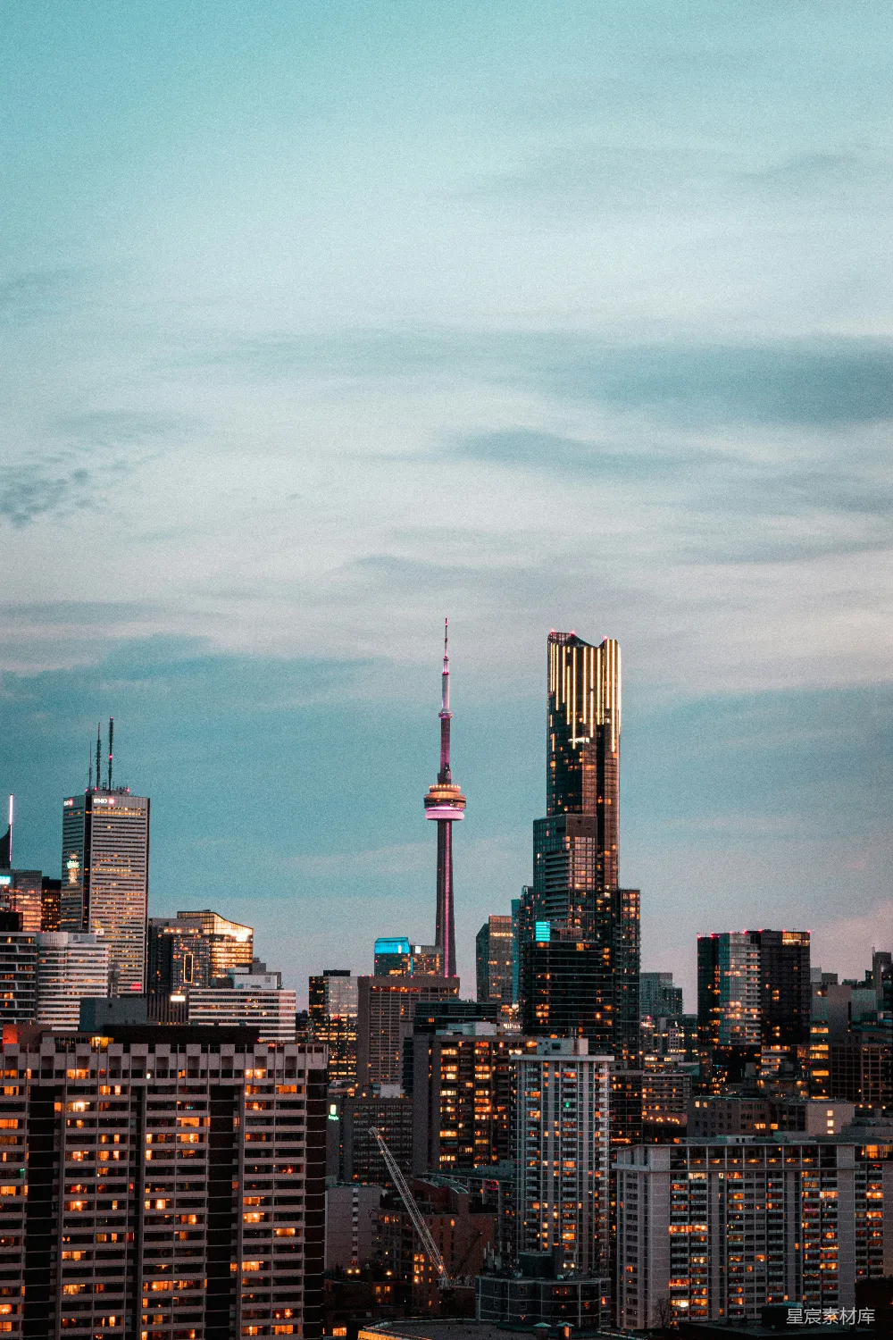 城市在灰暗的云层笼罩下白天的 skyline