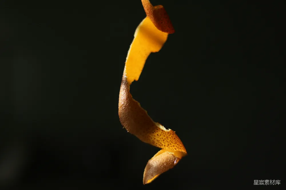 高清摄影 实验性 橙皮螺旋在暗色背景前
