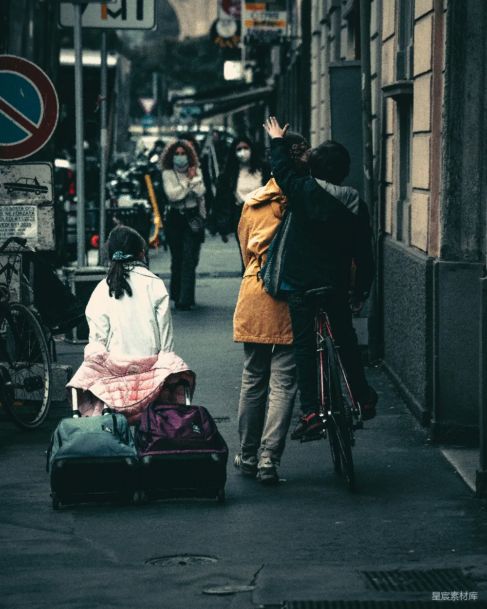 一个男人和一个女人带着行李走在街上。