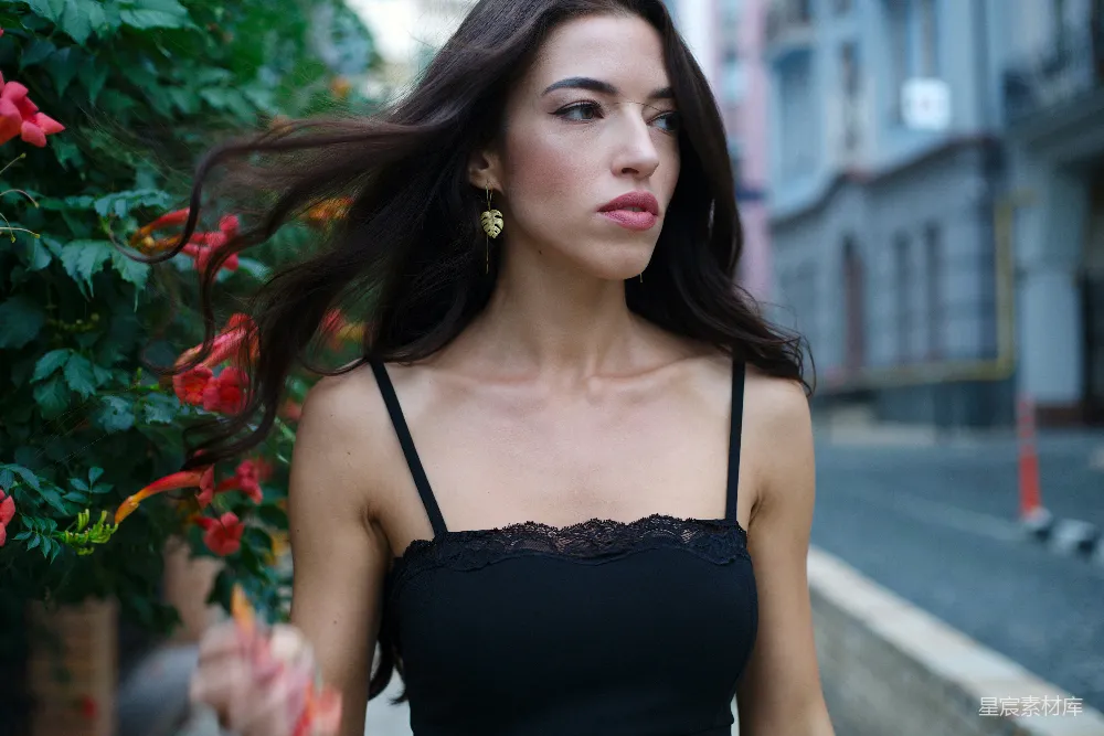 一个穿着黑色裙子的女人在街上行走