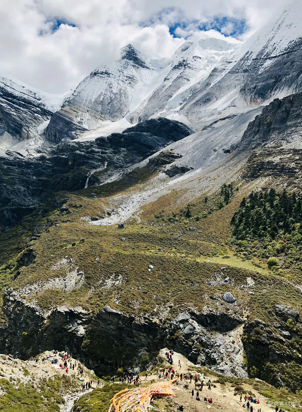 白天的青山