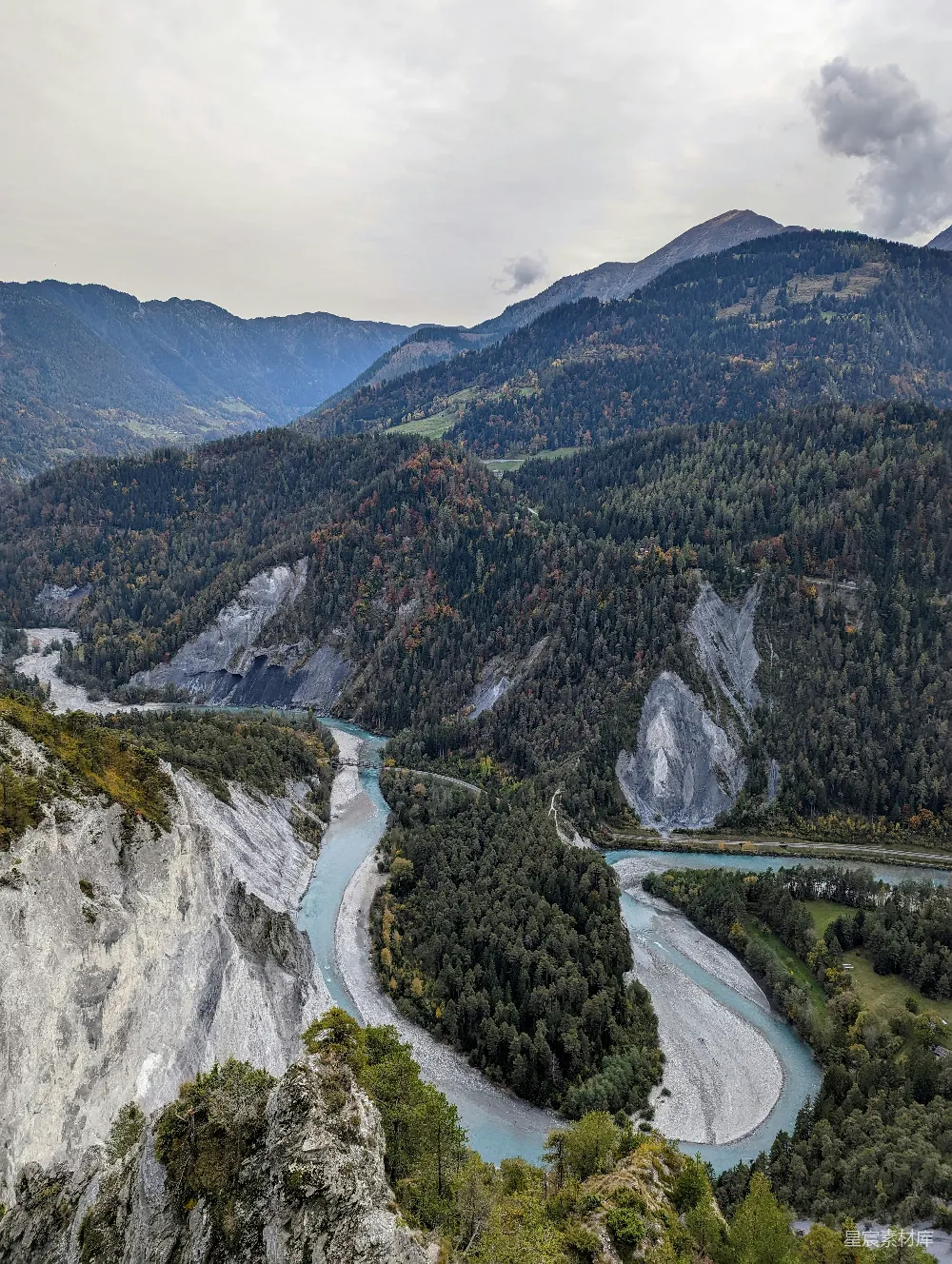 一条河流穿过山谷