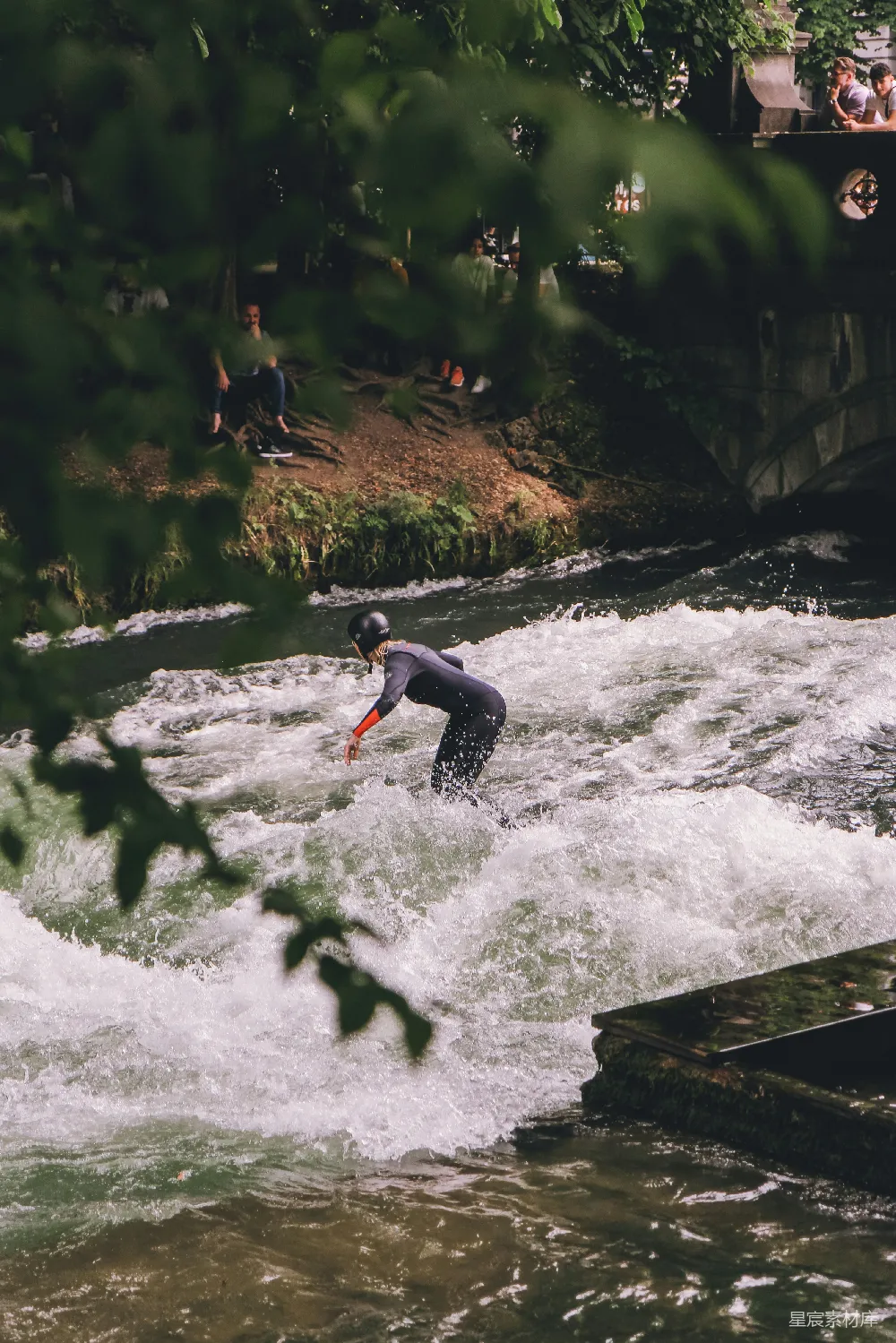 一个男子骑着冲浪板在河流上方
