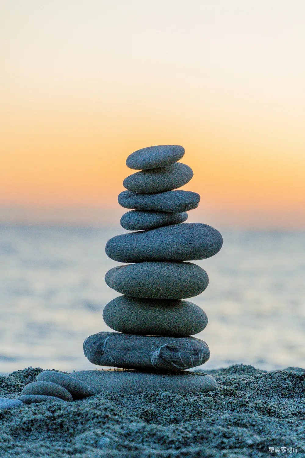 海滩上日落时的石头堆