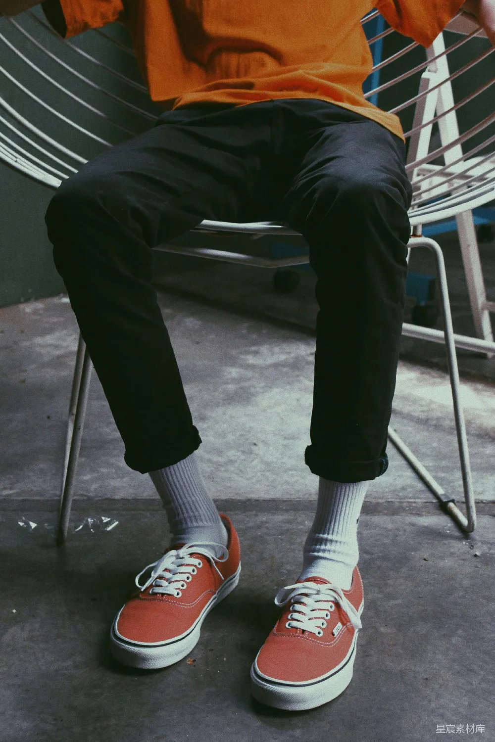 高清摄影  穿黑色裤子和红白运动鞋的人