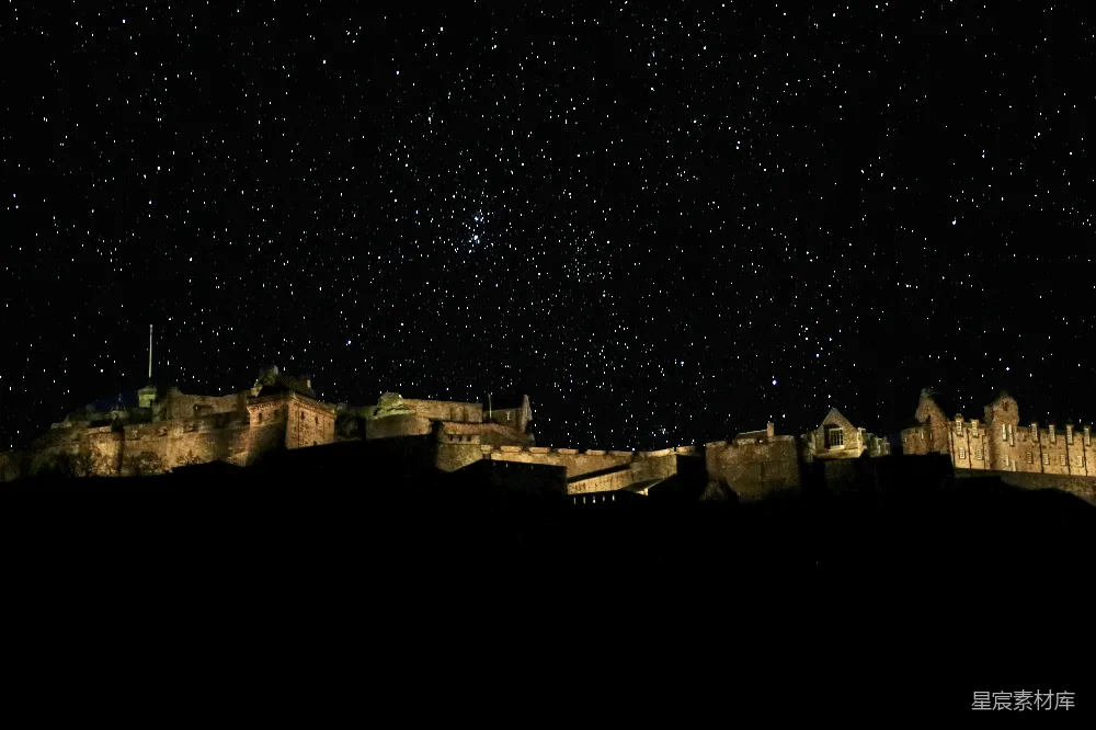 夜晚星光下的城堡