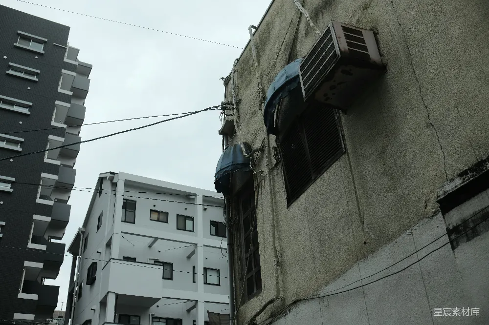 墙上装有空调的建筑物。