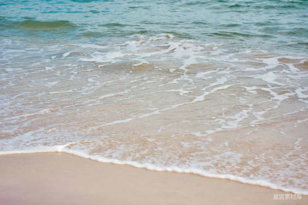 海滩上的一幅波浪特写图