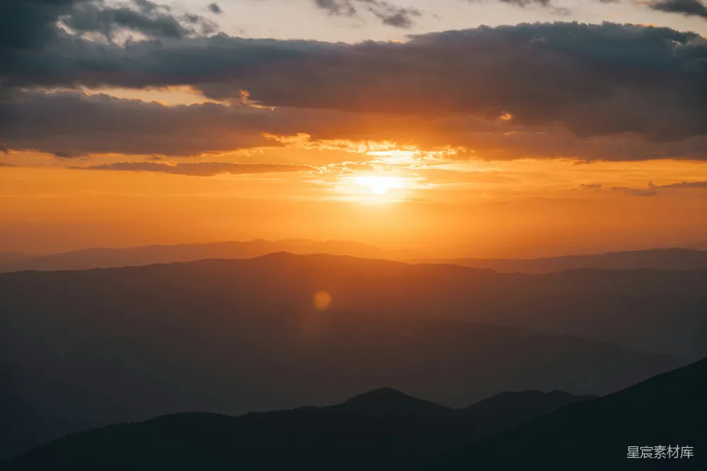 高清摄影 自然 夕阳正映照着山脉。