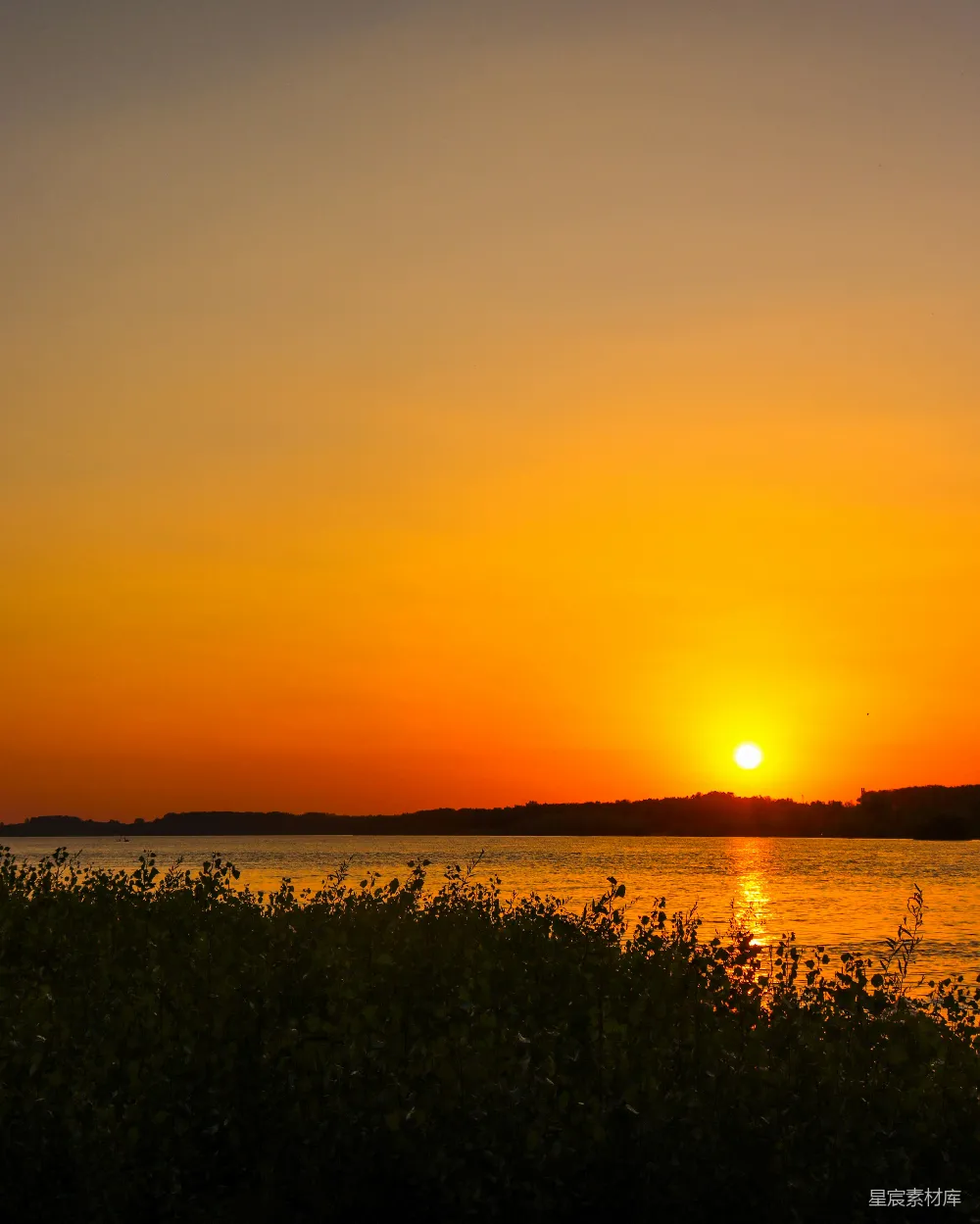 夕阳映照在一片水域上