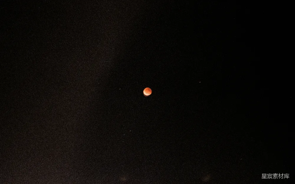 夜空中的一次血月 eclips。
