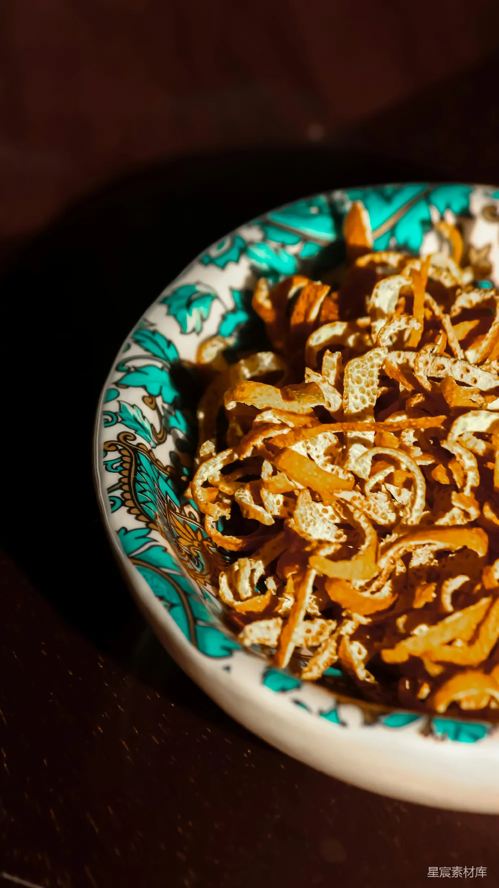 高清摄影  棕色和白色的食物放在白色和蓝色的陶瓷盘子上