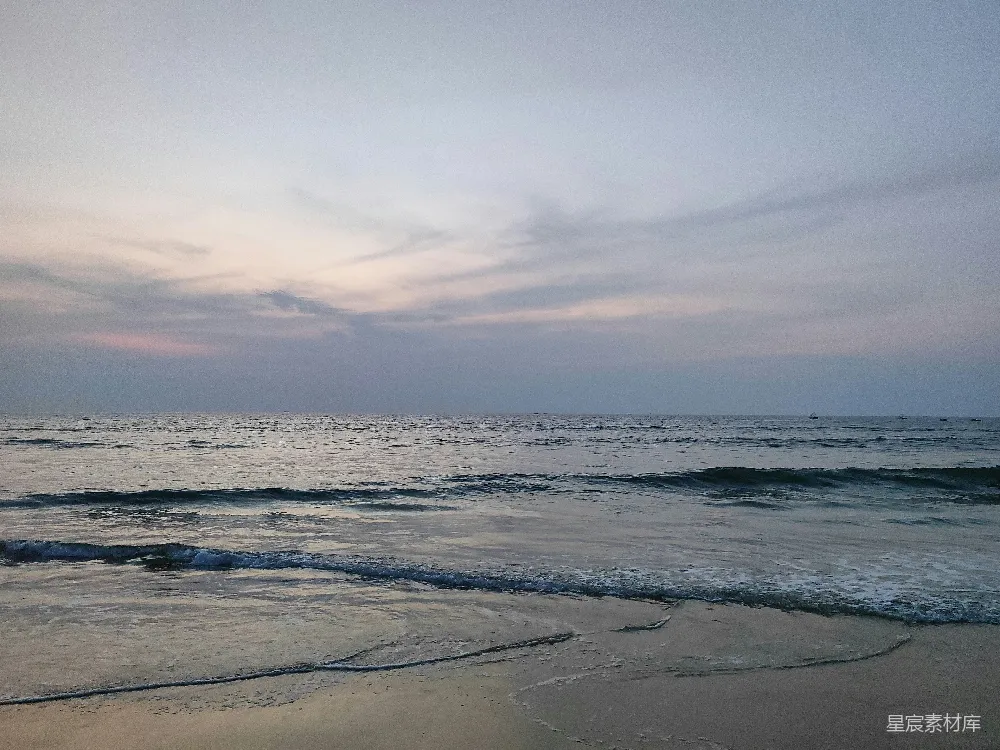 一个有波浪向岸边涌来的海滩