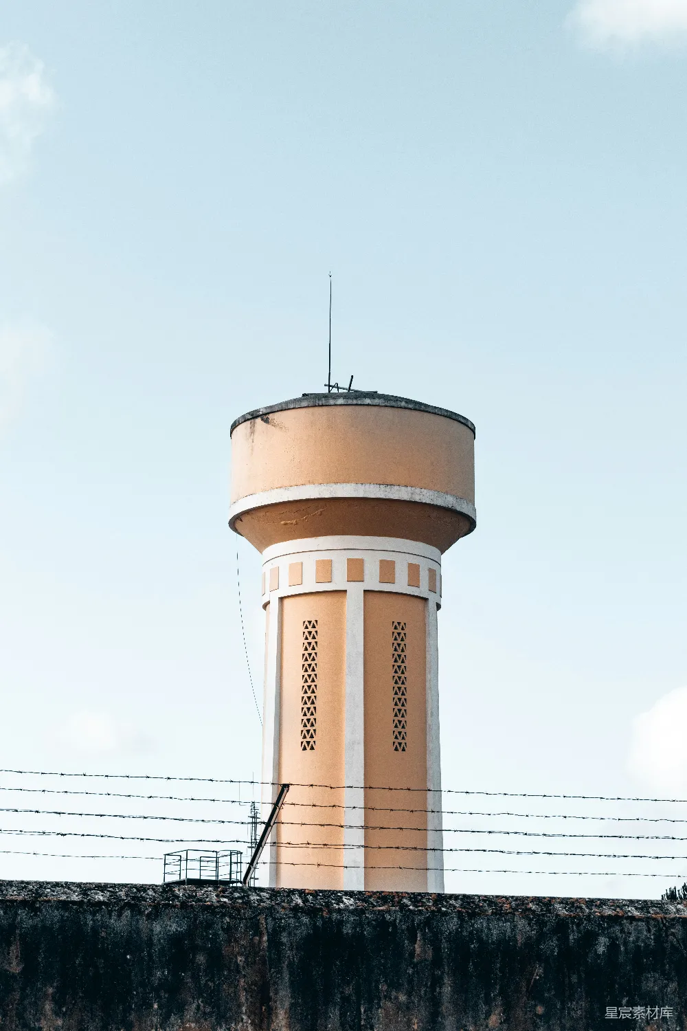 高清摄影  白天，白天空中，棕色和白色相间的混凝土建筑