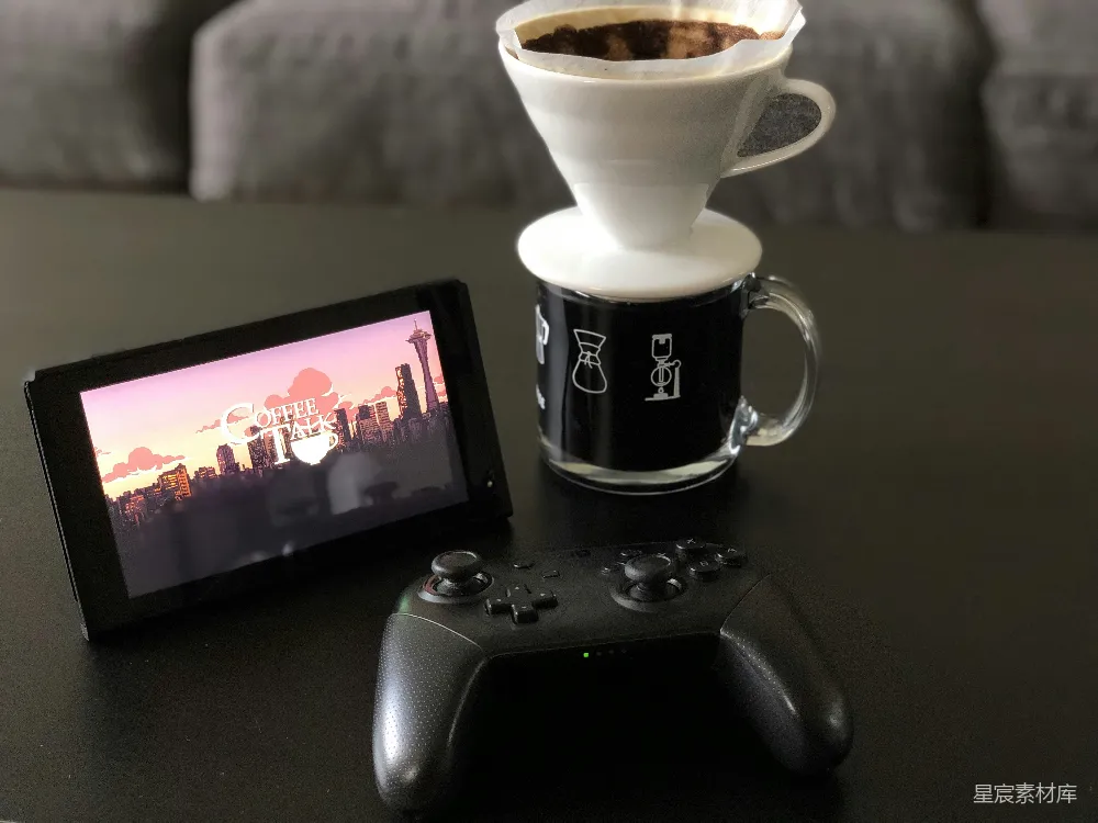 桌子上有一杯咖啡和一个遥控器。