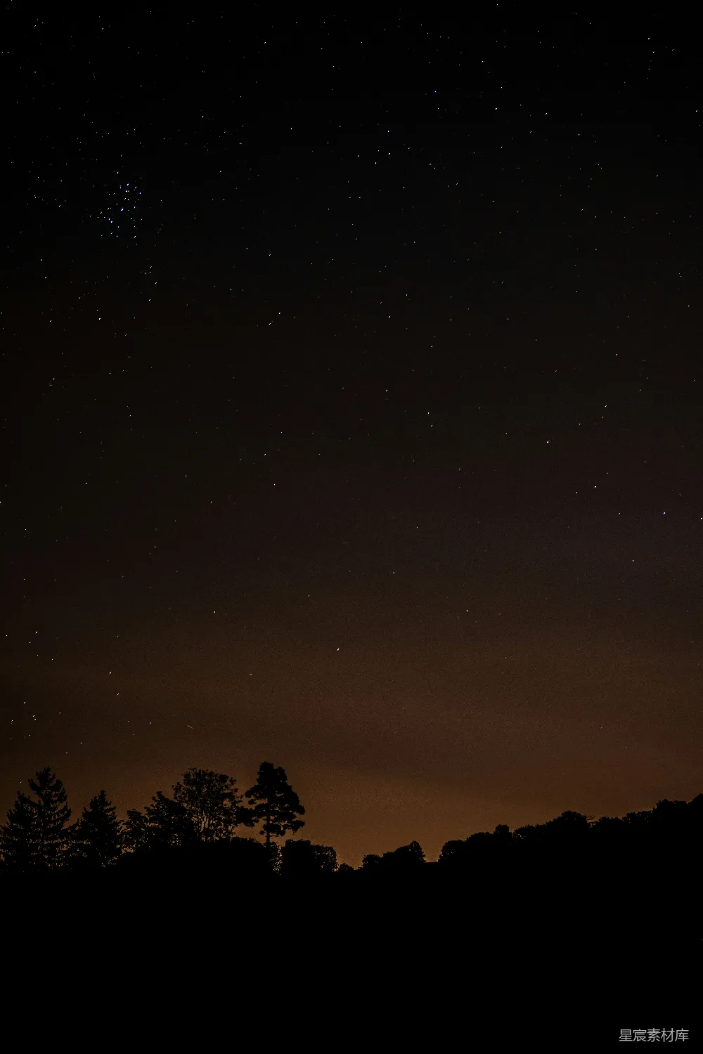 夜空繁星点点， hills在语境中通常指的是山丘或高地，这里可以理解为一片开阔的地形背景，因此翻译成“远处的一片山坡”。改为：夜空中繁星点点，远处有一片山坡。