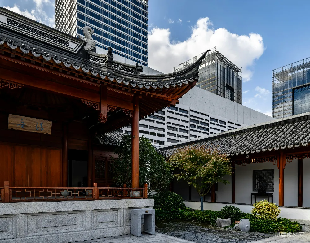 背景中有座建筑的院子