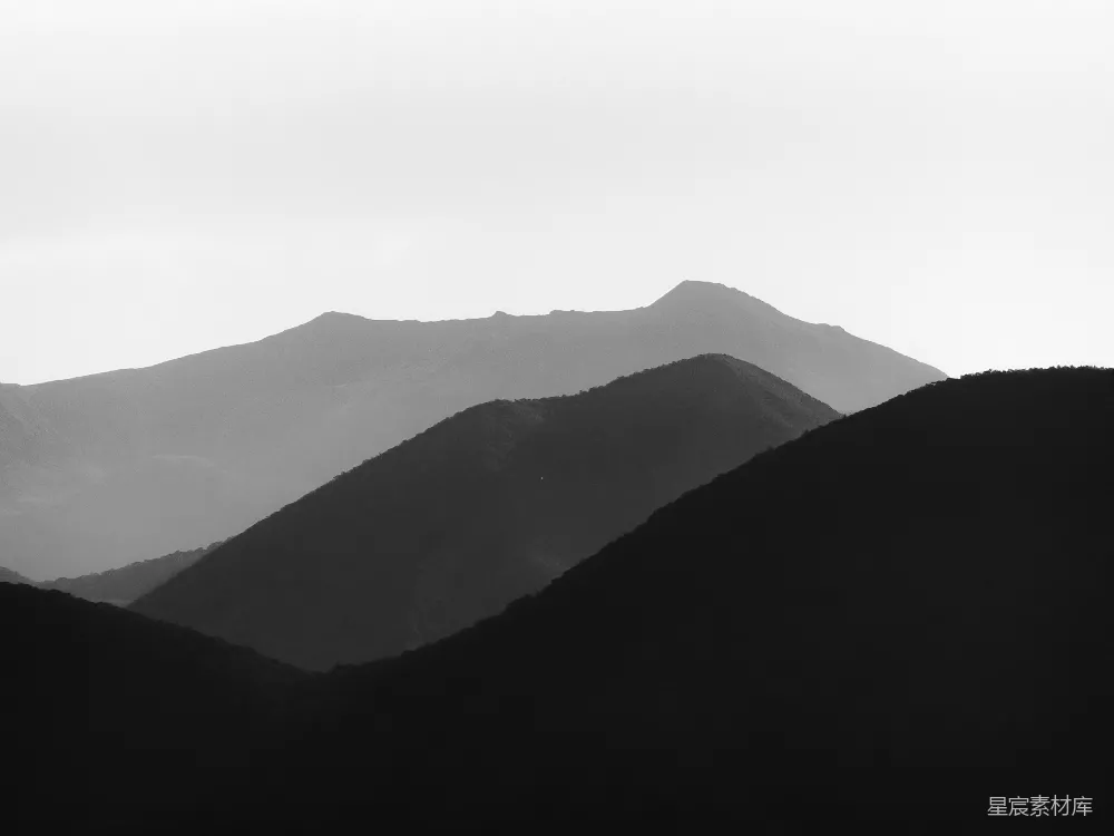 高清摄影  山峦笼罩在雾中