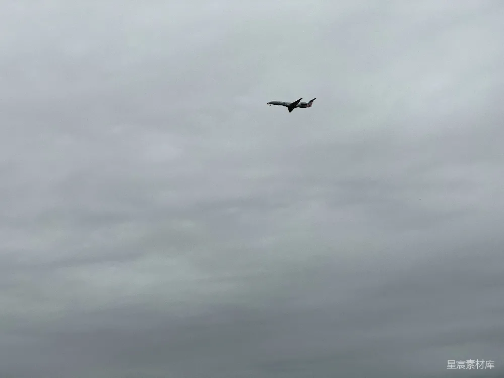 高清摄影  一架飞机在高空中飞行。