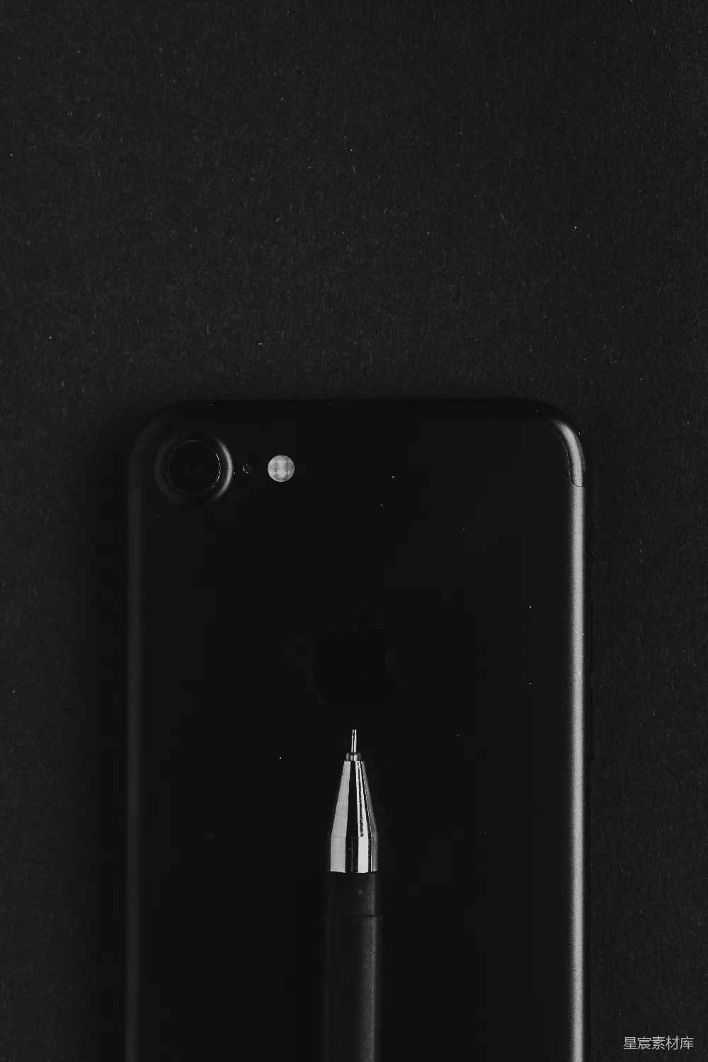 黑色的iPhone 7 Plus搭配黑色外壳