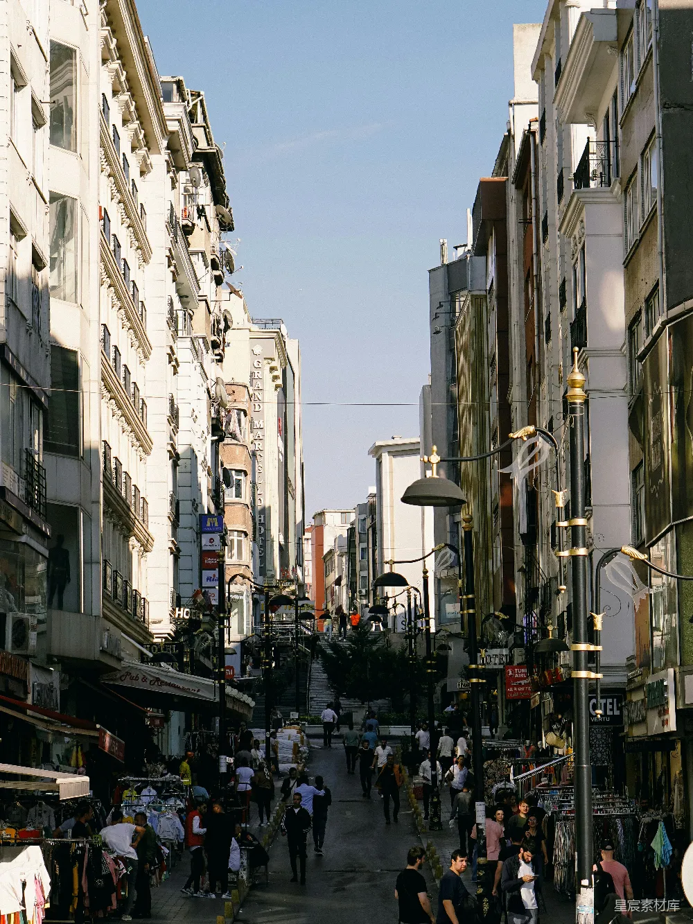 人们走在熙熙攘攘的城市街道上。