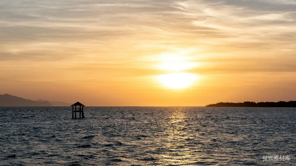 夕阳下海面上的房屋轮廓