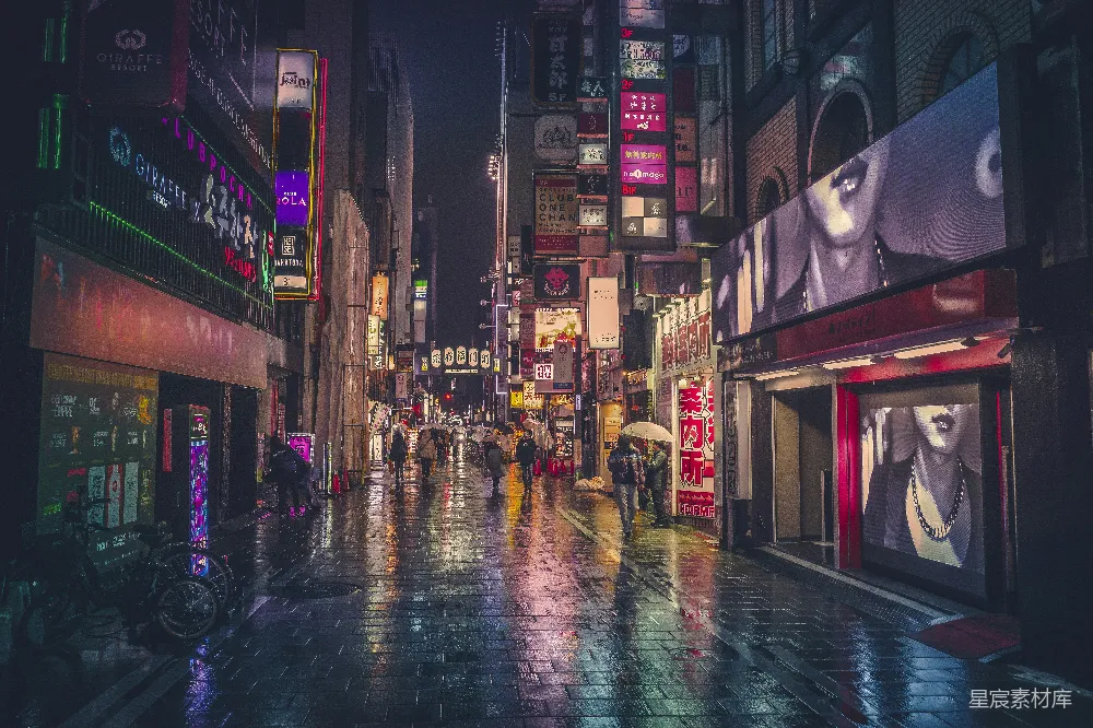 一条街道上有很多人和挂着招牌的建筑物