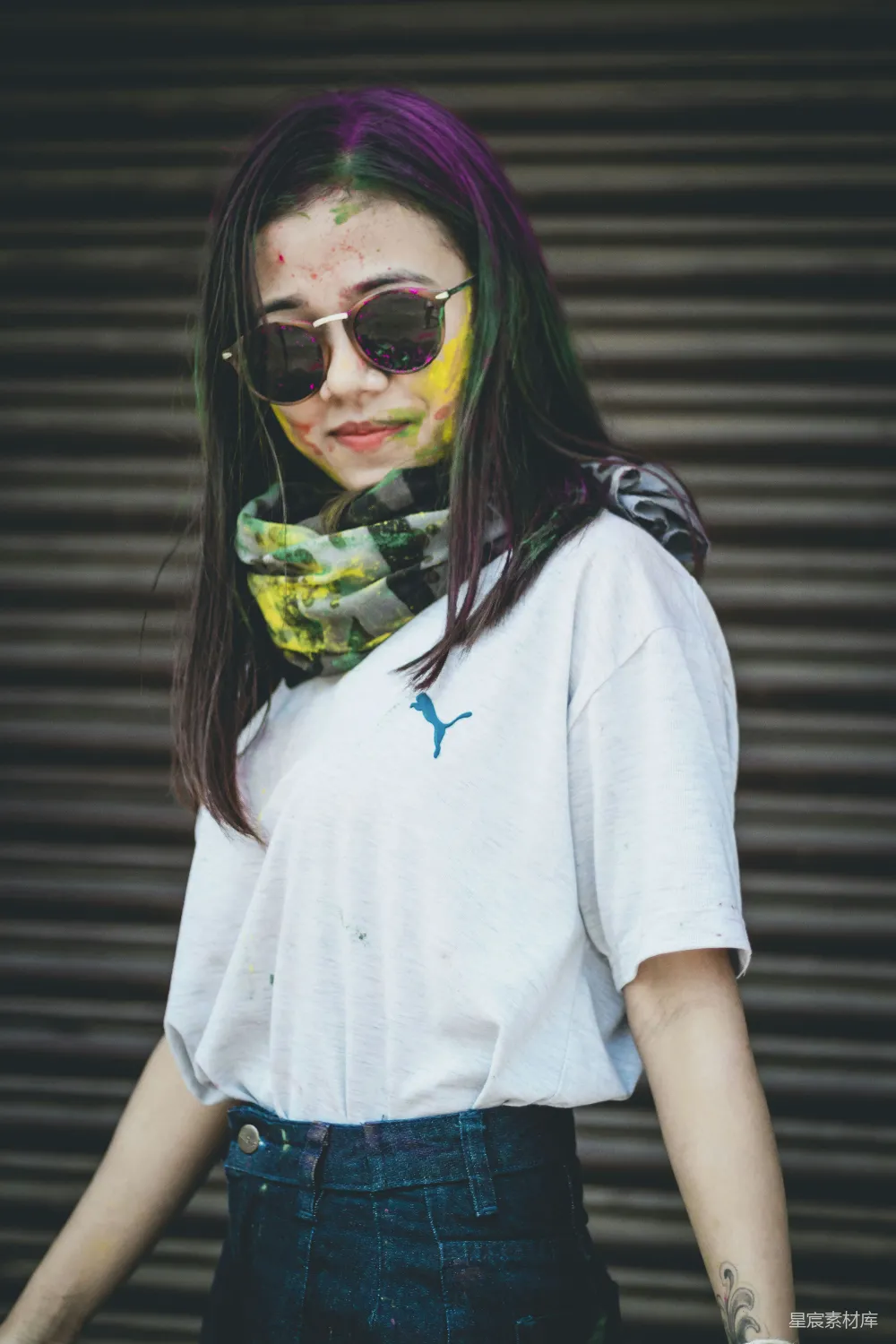 白背心上衣穿着墨镜的女士
