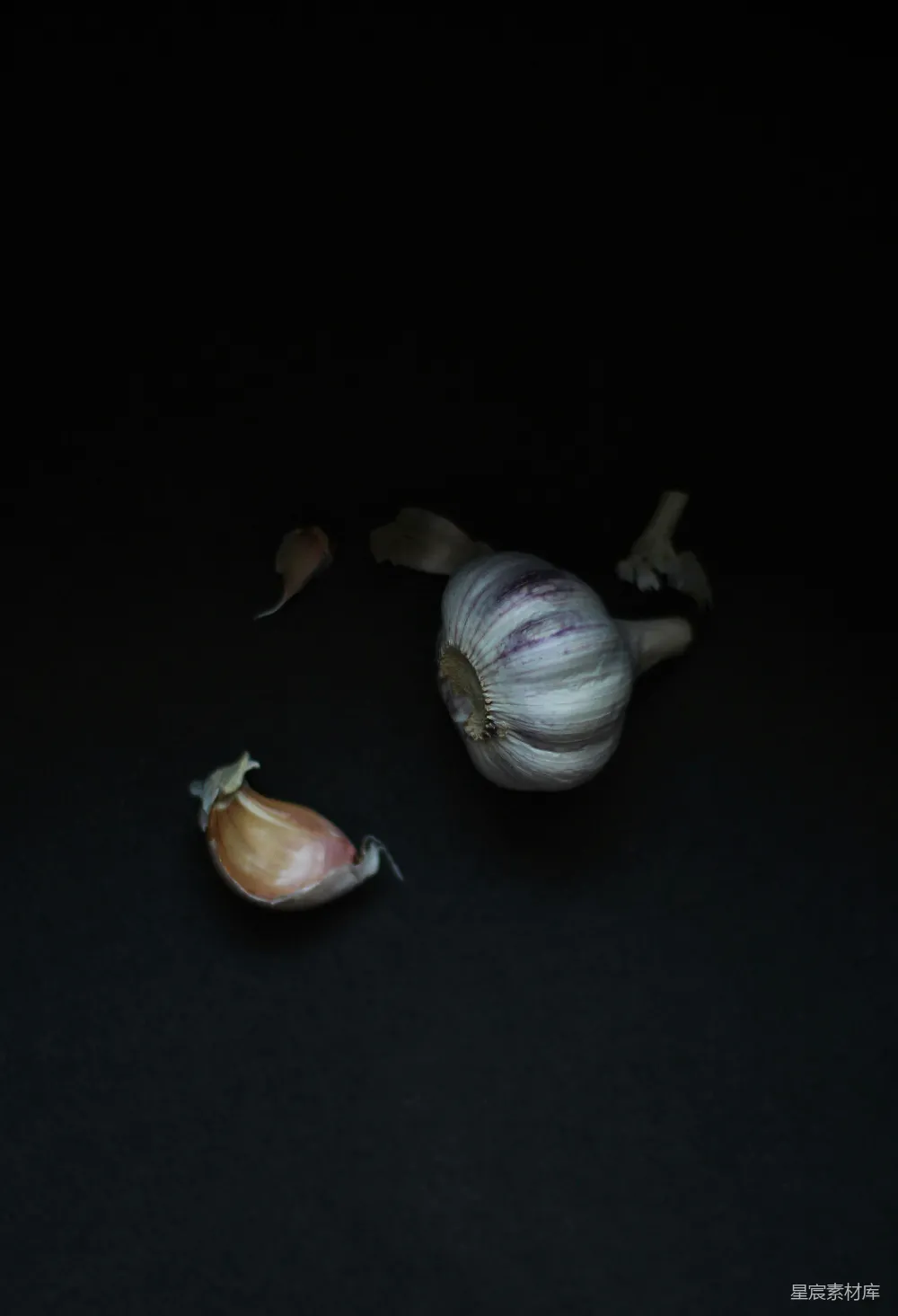 蒜放在黑色桌面上