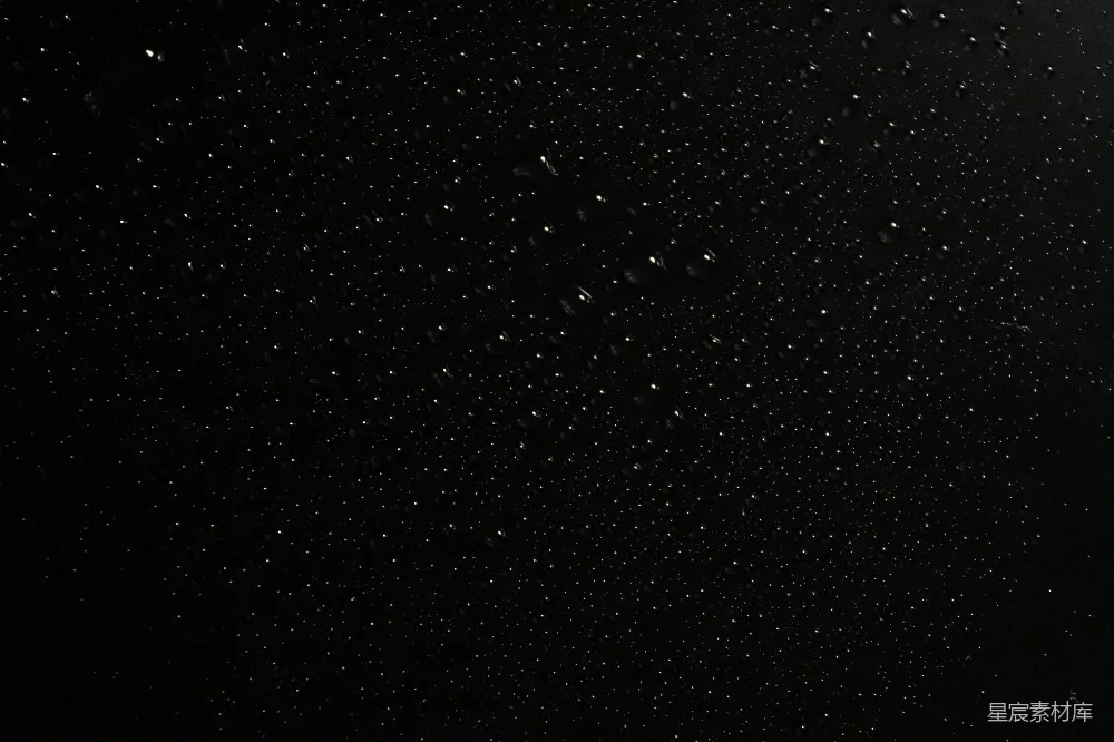 一幅充满许多水滴的黑色背景