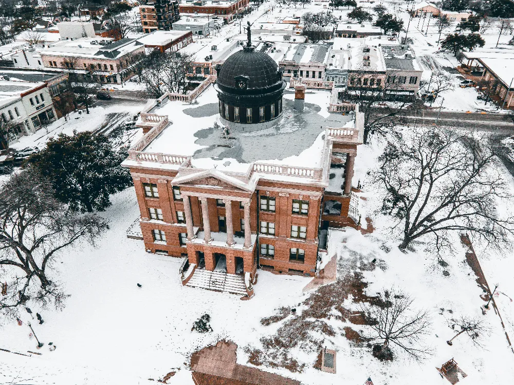 雪中建筑的俯视图