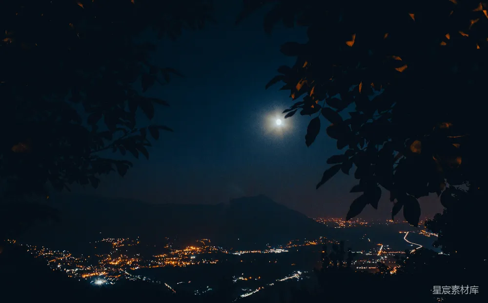 山顶夜晚的城市景色