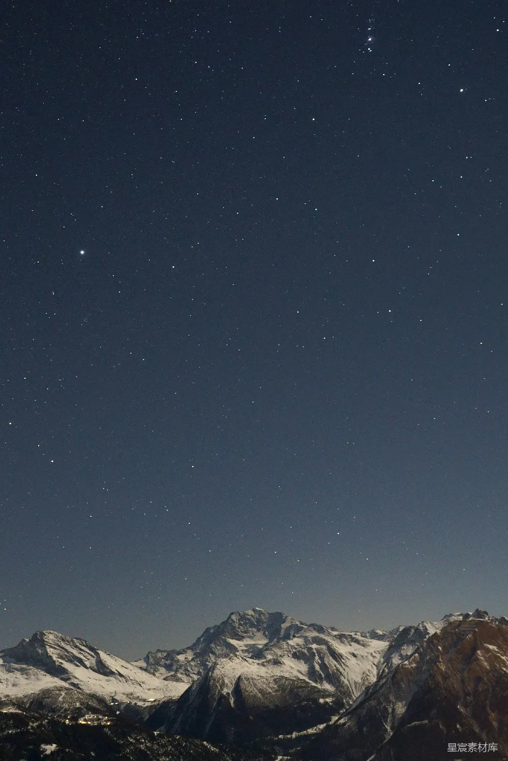 山峦之上的夜空中有繁星闪烁