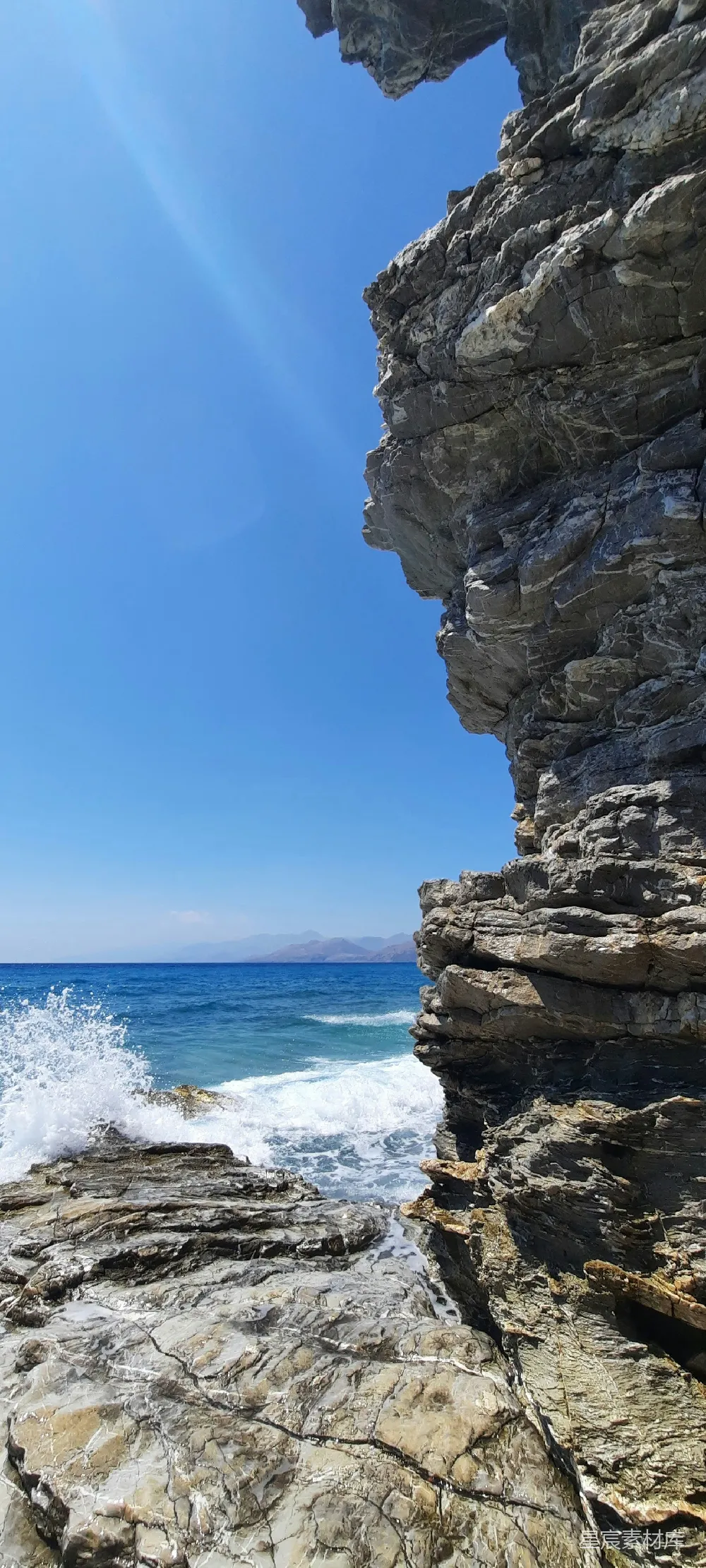 从岩石突出部看海的一景