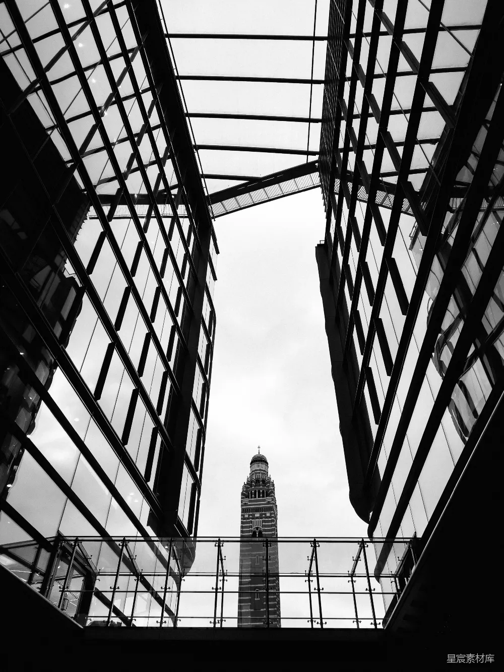 高清摄影  透过玻璃窗向上看一座高楼的视角