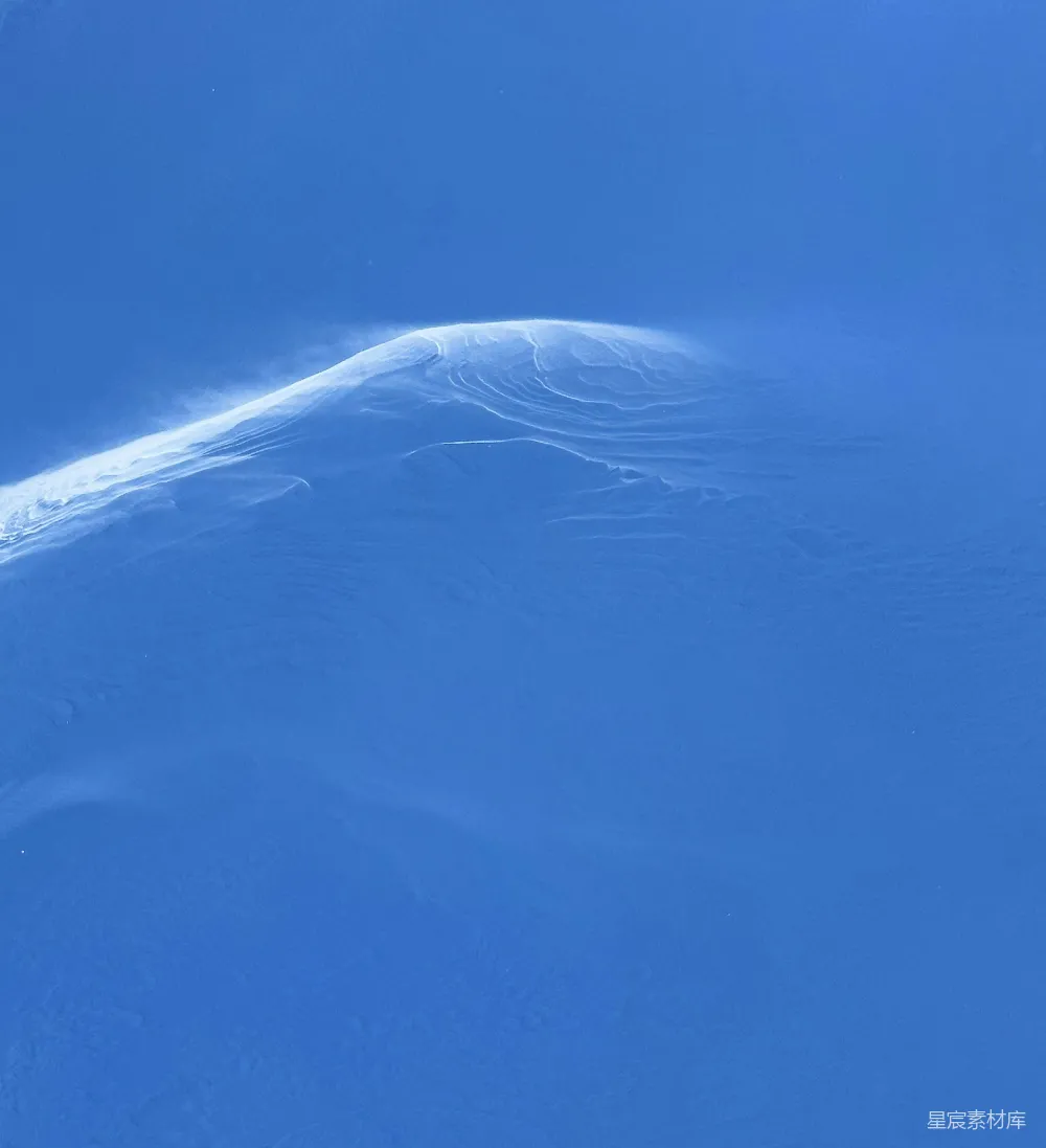 一个人在雪覆盖的山坡上滑雪下滑