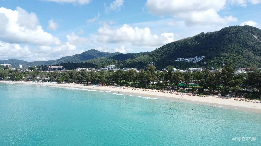 背景中有山的海滩俯瞰图