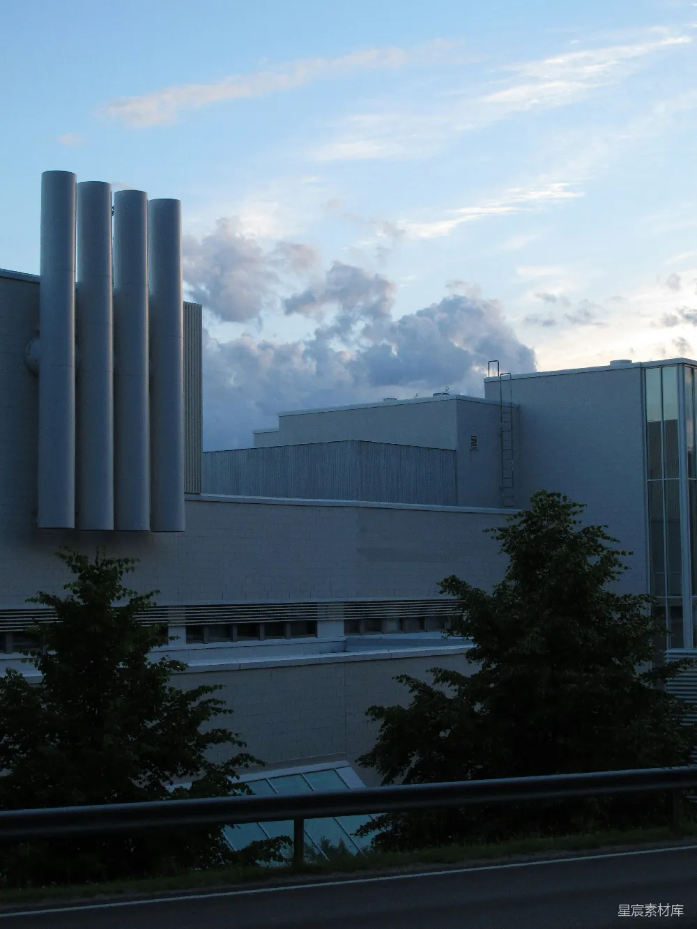 一栋冒出大量烟雾的建筑