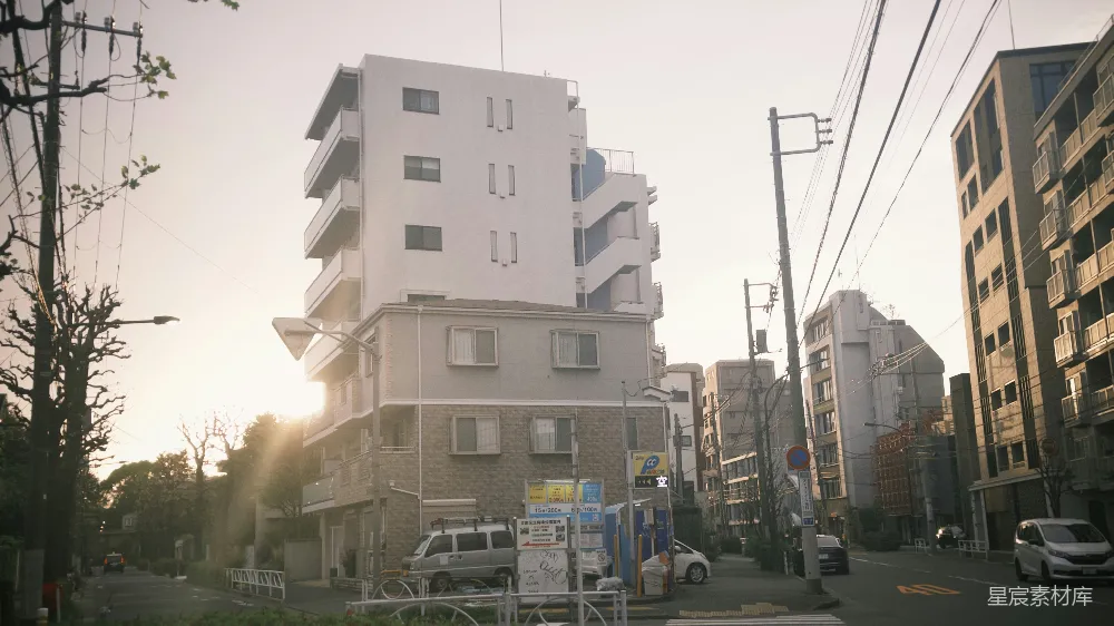 街边的日落公寓建筑群。