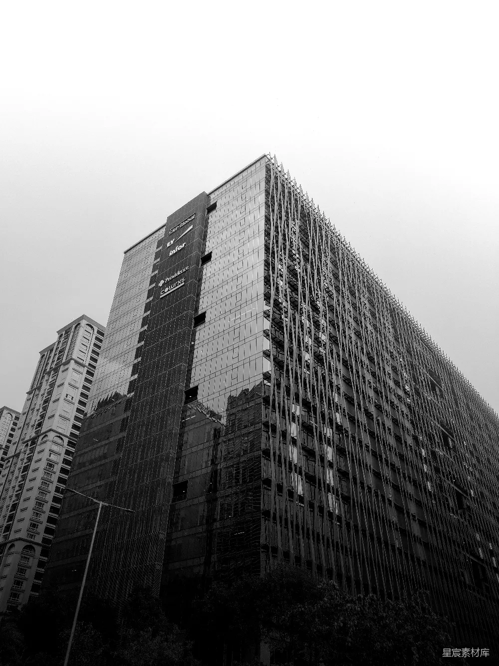 高清摄影 旅行 壁纸 一张黑白照片，展示了一栋非常高的大楼。