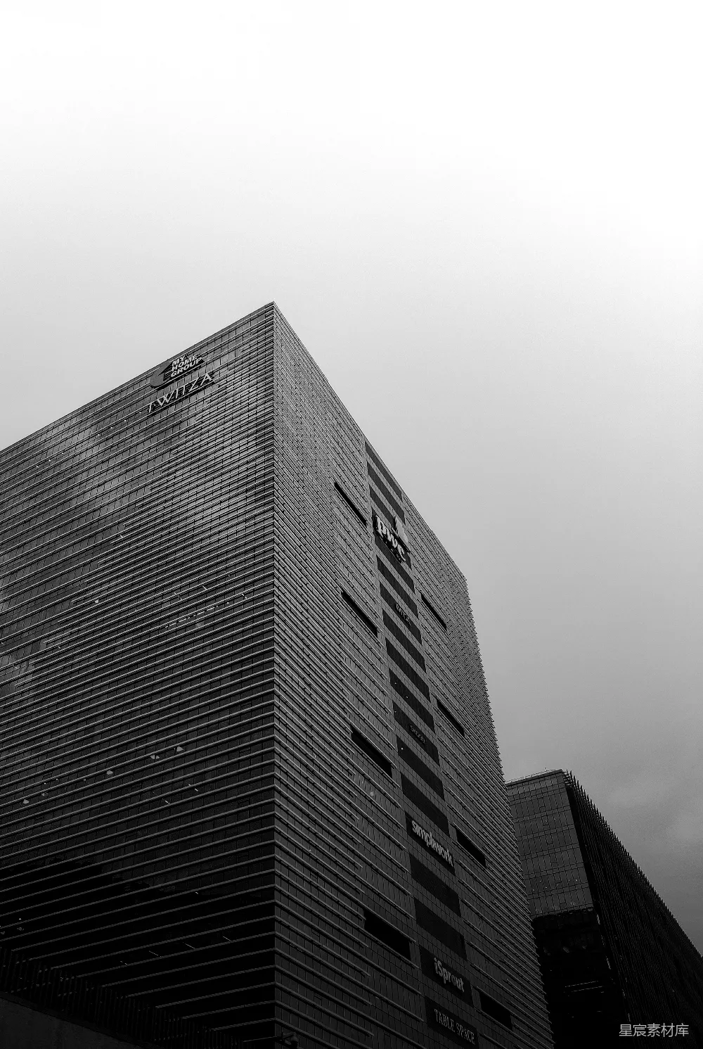 高清摄影 旅行 壁纸 一张黑白照片，展示了一座高大的建筑物。