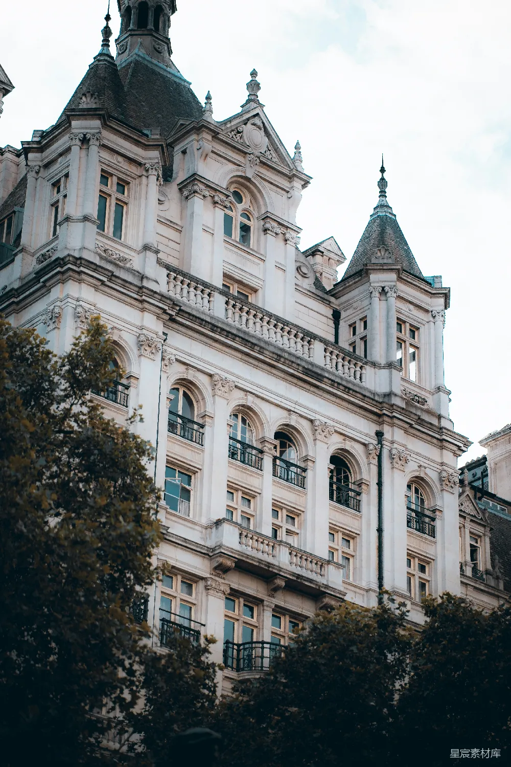 一座带有钟楼的大白色建筑