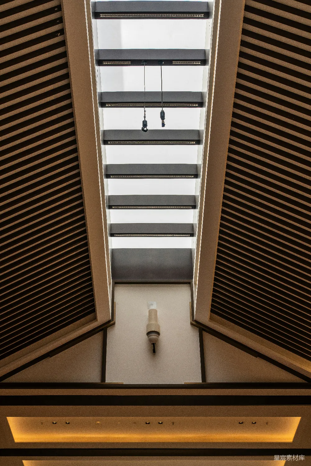 高清摄影  现代化的建筑内部，人们在阳台上。