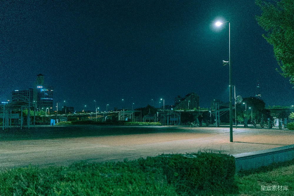 城市夜晚空旷的停车场