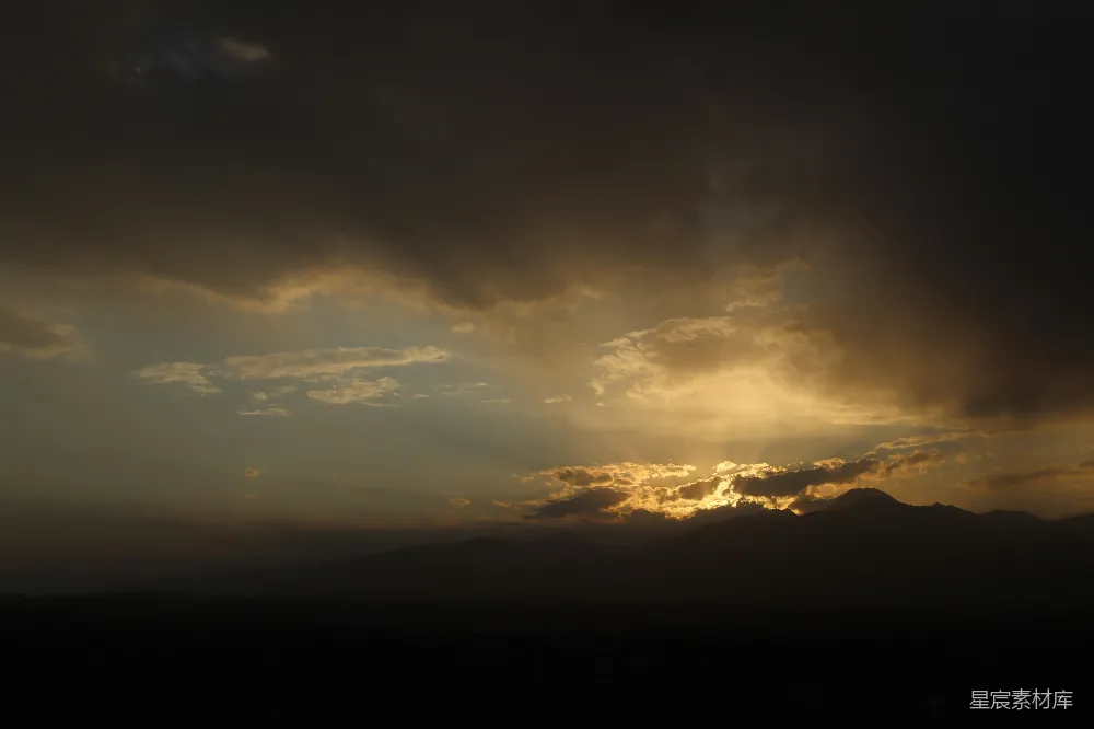 高清摄影  夕阳西下时，云层中的山影