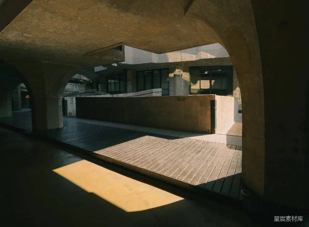 高清摄影  Brutalist建筑，带有拱形天花板和阳光。