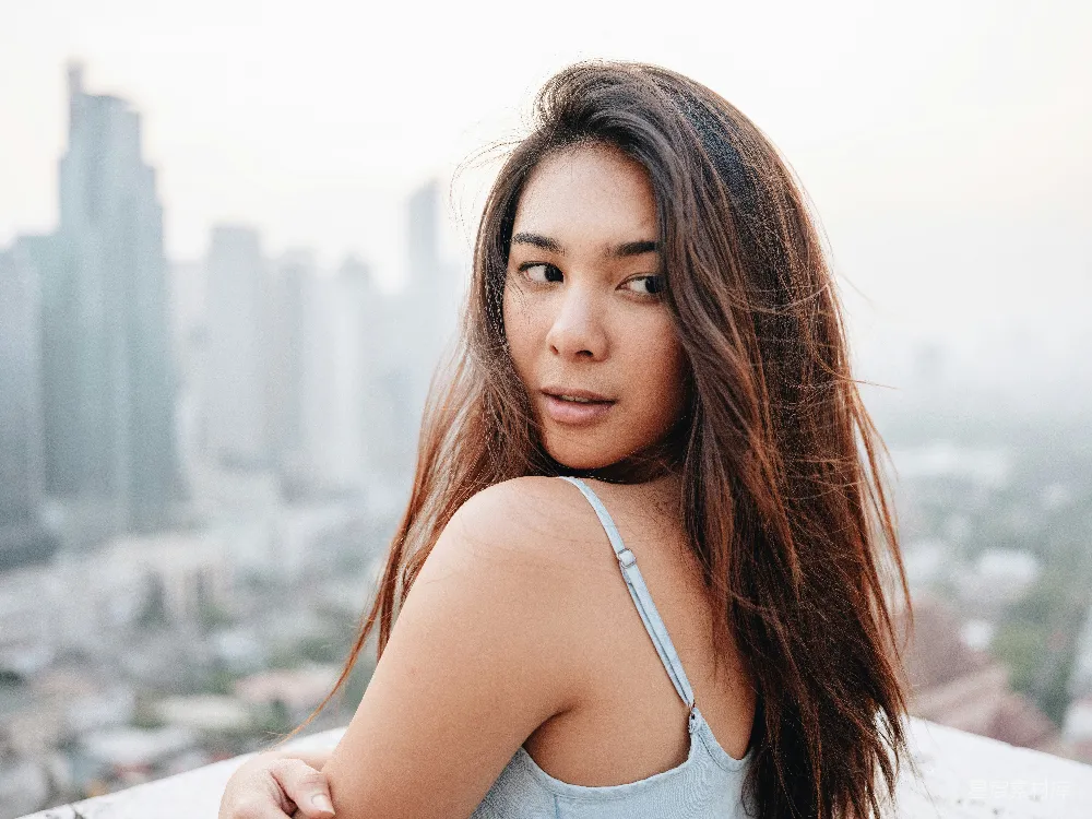 高清摄影  穿着白色背心的女人