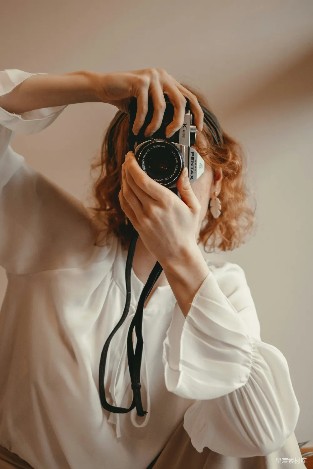 高清摄影  一个女人正在用相机给自己拍照。