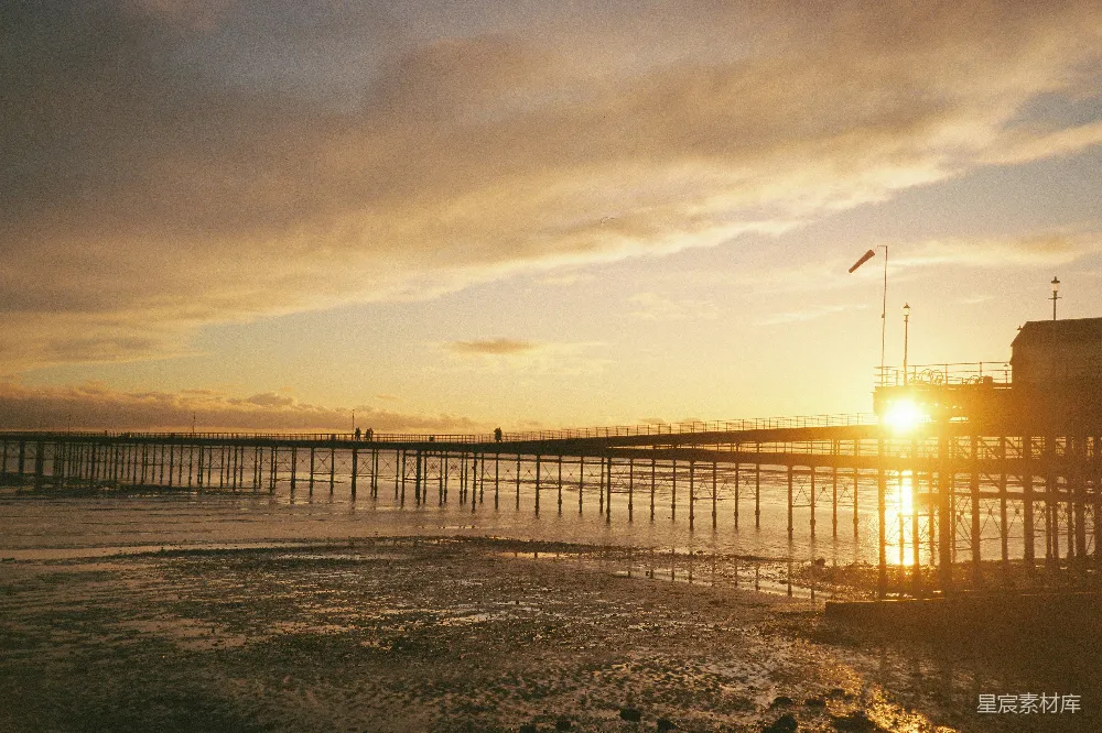 英格兰英国南安普敦附近的码头在退潮时夕阳的景象。用胶片拍摄。